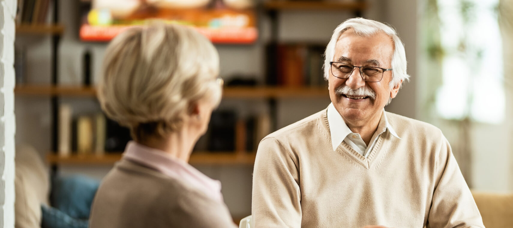 Personnes souriantes profitant d'un repas